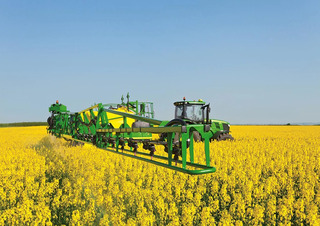 Vontatható szántóföldi permetezők John Deere R944i