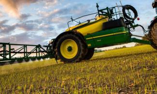 Vontatható szántóföldi permetezők John Deere R 962 i