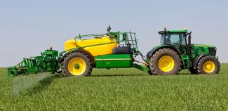 Vontatható szántóföldi permetezők John Deere R 962 i