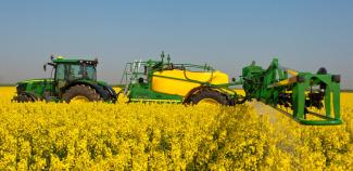 Vontatható szántóföldi permetezők John Deere R 962 i