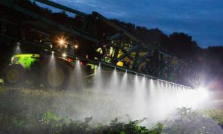 Vontatható szántóföldi permetezők John Deere R 962 i