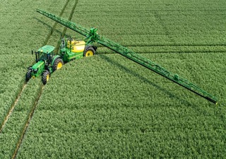 Vontatható szántóföldi permetezők John Deere R975i