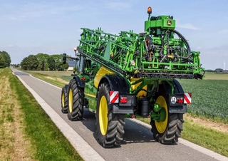 Vontatható szántóföldi permetezők John Deere R975i
