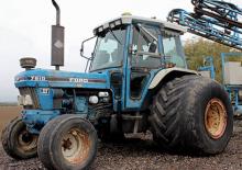 2WD traktorok Ford-NH 7810
