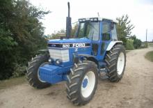 2WD traktorok Ford-NH 8210