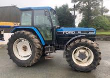 2WD traktorok Ford-NH 8240