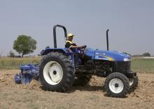 4WD traktorok New Holland TT75