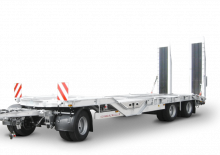Alacsonypadlós pótkocsik Schwarzmüller 3-axle low loader trailer with wheel recesses for transporting construction machinery