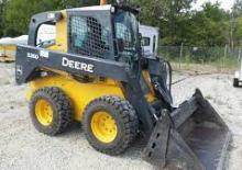 Csúszókormányzású rakodók John Deere Construction 326D