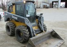 Csúszókormányzású rakodók John Deere Construction 332D