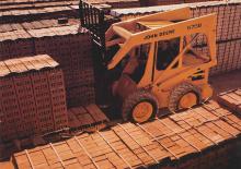 Csúszókormányzású rakodók John Deere Construction 575