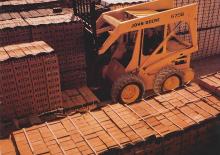 Csúszókormányzású rakodók John Deere Construction 675B