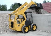 Csúszókormányzású rakodók Komatsu SK818-5 Super Flow
