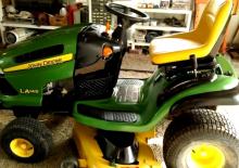 Fűnyíró és kertitraktorok John Deere LA145