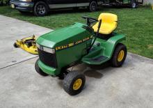 Fűnyíró és kertitraktorok John Deere LX176