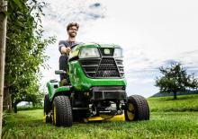 Fűnyíró és kertitraktorok John Deere X370