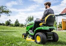 Fűnyíró és kertitraktorok John Deere X370