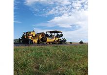 Gumikerekes finiserek Caterpillar AP1000F