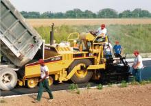 Gumikerekes finiserek Caterpillar AP800C