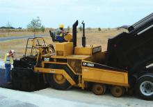 Gumikerekes finiserek Caterpillar AP800D