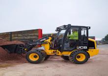 Gumikerekes homlokrakodók JCB 403