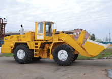 Gumikerekes homlokrakodók Belaz 40483