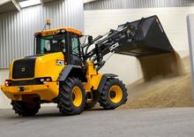 Gumikerekes homlokrakodók JCB 411 HT
