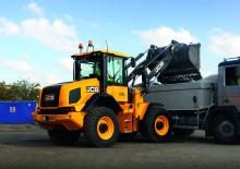 Gumikerekes homlokrakodók JCB 411 HT