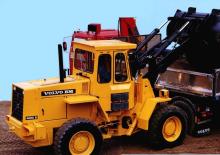 Gumikerekes homlokrakodók Volvo 4200 B