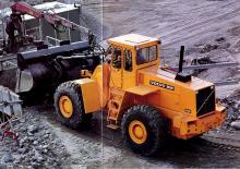 Gumikerekes homlokrakodók Volvo 4600