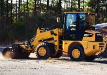 Gumikerekes homlokrakodók Caterpillar 904 B