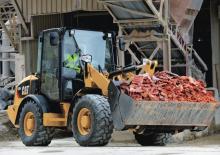 Gumikerekes homlokrakodók Caterpillar 906 H