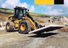Gumikerekes homlokrakodók Caterpillar 930G