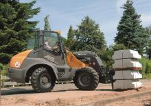 Gumikerekes homlokrakodók Mecalac AS700