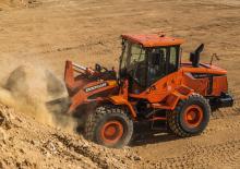 Gumikerekes homlokrakodók Doosan DL 200-3