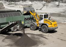 Gumikerekes homlokrakodók Liebherr L 546