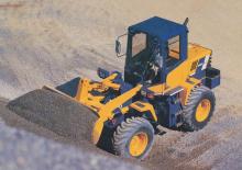 Gumikerekes homlokrakodók Kobelco LK350