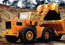 Gumikerekes homlokrakodók Volvo LM1254