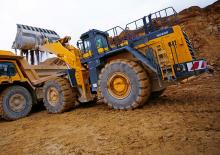 Gumikerekes homlokrakodók Komatsu WA900-3