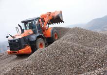 Gumikerekes homlokrakodók Hitachi ZW 250