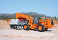 Gumikerekes homlokrakodók Hitachi ZW 330