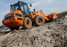 Gumikerekes homlokrakodók Hitachi ZW 95