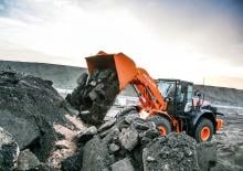 Gumikerekes homlokrakodók Hitachi ZW220-6