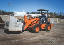 Gumikerekes homlokrakodók Hitachi ZW50-5B