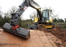 Gumikerekes kotrók Volvo EW140C