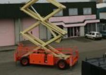 Gumikerekes ollós személyemelők Holland-Lift G 320 DL 30 4WD S/N