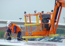Gumikerekes töretőgémes munkaállványok JLG 740AJ