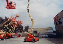Gumikerekes töretőgémes munkaállványok JLG M450AJ