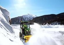 Kommuniális traktorok - elülső felfüggesztéssel John Deere 1026 R