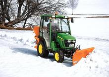 Kommuniális traktorok - elülső felfüggesztéssel John Deere 2025 R